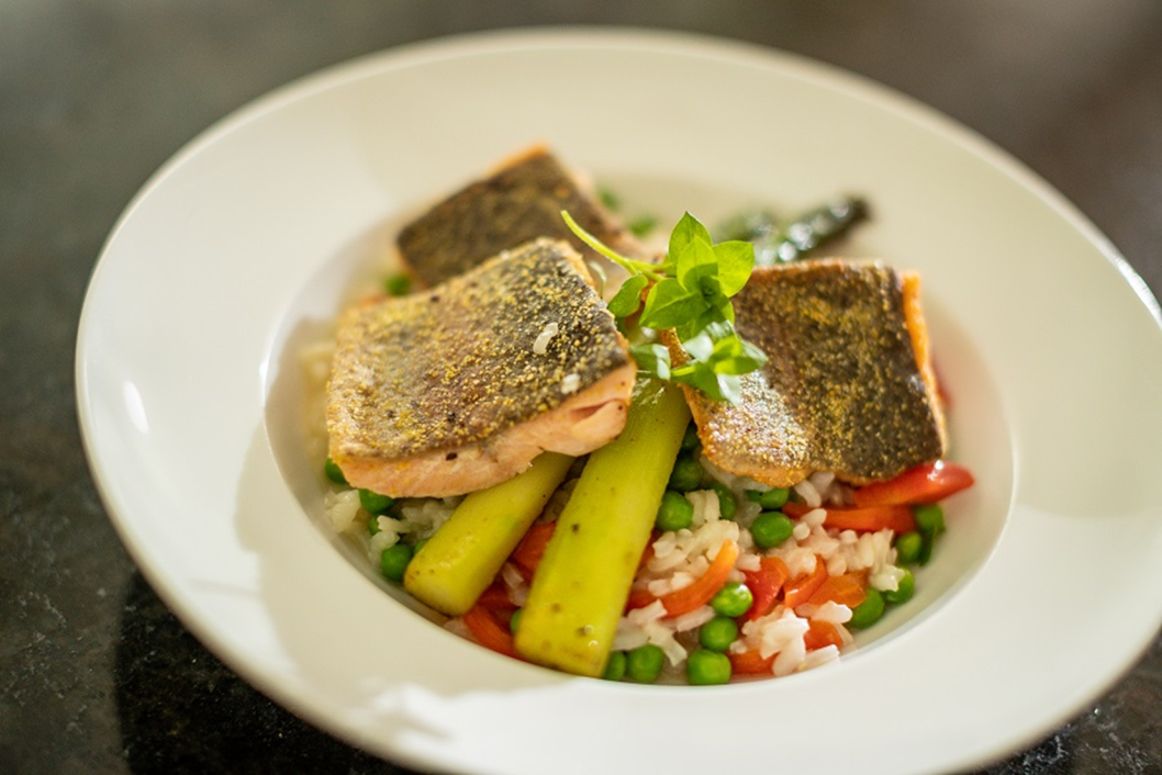 Seesaibling, Filet, Rettenegg, Spinat-Ravioli, Frischkäse, Spargel, Marchfeld, Wiesenkräuter, Mönichwalderhof, Fischgericht