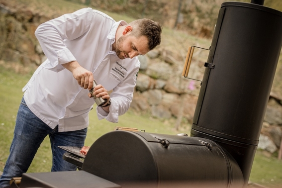 Mönichwalderhof, Grilltipps, Bernd Konrath, Grillen, BBQ, Grilltricks, Outdoor-Kochen, Genussurlaub, Oststeiermark, Hotel mit Grillabenden, Urlaub mit Geschmack, Sommergenuss, Fleisch perfekt grillen, Tipps vom Profi, Grillmeister, Grillabend, regionale Küche, Familienurlaub, Kulinarik, Steiermark erleben