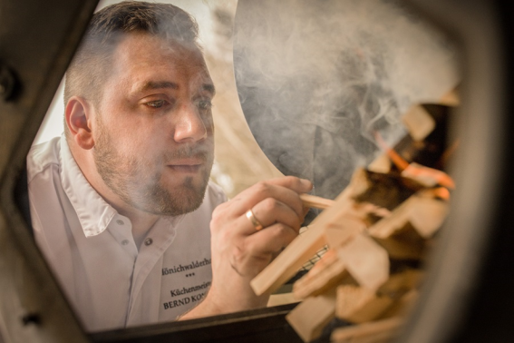 Mönichwalderhof, Grilltipps, Bernd Konrath, Grillen, BBQ, Grilltricks, Outdoor-Kochen, Genussurlaub, Oststeiermark, Hotel mit Grillabenden, Urlaub mit Geschmack, Sommergenuss, Fleisch perfekt grillen, Tipps vom Profi, Grillmeister, Grillabend, regionale Küche, Familienurlaub, Kulinarik, Steiermark erleben