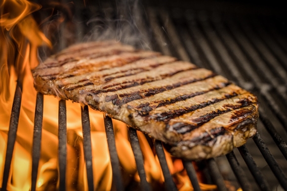 Mönichwalderhof, Grilltipps, Bernd Konrath, Grillen, BBQ, Grilltricks, Outdoor-Kochen, Genussurlaub, Oststeiermark, Hotel mit Grillabenden, Urlaub mit Geschmack, Sommergenuss, Fleisch perfekt grillen, Tipps vom Profi, Grillmeister, Grillabend, regionale Küche, Familienurlaub, Kulinarik, Steiermark erleben