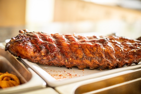 Mönichwalderhof, Grilltipps, Bernd Konrath, Grillen, BBQ, Grilltricks, Outdoor-Kochen, Genussurlaub, Oststeiermark, Hotel mit Grillabenden, Urlaub mit Geschmack, Sommergenuss, Fleisch perfekt grillen, Tipps vom Profi, Grillmeister, Grillabend, regionale Küche, Familienurlaub, Kulinarik, Steiermark erleben