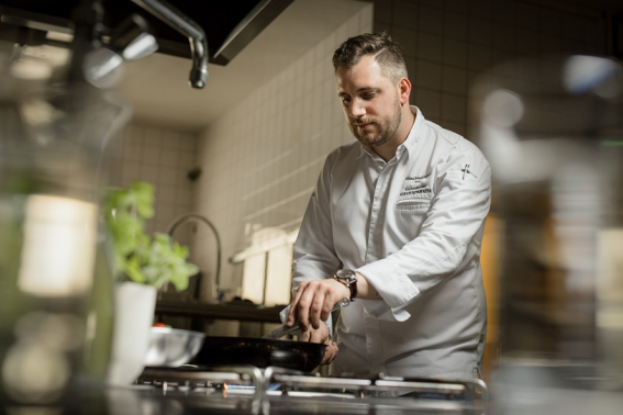 Mönichwalderhof, Grilltipps, Bernd Konrath, Grillen, BBQ, Grilltricks, Outdoor-Kochen, Genussurlaub, Oststeiermark, Hotel mit Grillabenden, Urlaub mit Geschmack, Sommergenuss, Fleisch perfekt grillen, Tipps vom Profi, Grillmeister, Grillabend, regionale Küche, Familienurlaub, Kulinarik, Steiermark erleben