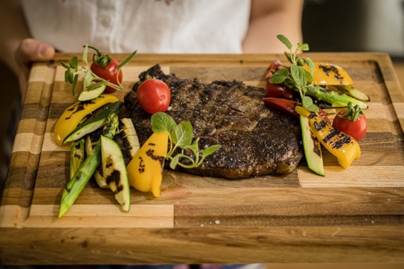 Mönichwalderhof, Grilltipps, Bernd Konrath, Grillen, BBQ, Grilltricks, Outdoor-Kochen, Genussurlaub, Oststeiermark, Hotel mit Grillabenden, Urlaub mit Geschmack, Sommergenuss, Fleisch perfekt grillen, Tipps vom Profi, Grillmeister, Grillabend, regionale Küche, Familienurlaub, Kulinarik, Steiermark erleben