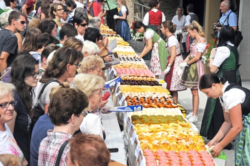 Mönichwalderhof, Krapfenkirtag, Mönichwald, Tradition, Brauchtum, Steiermark, Oststeiermark, Veranstaltung, Kirtag, Krapfenfest, regionale Spezialitäten, Volksfest, Genussregion, süße Köstlichkeiten, Familienfest, Kulinarik, Urlaub mit Fest, Feste im Joglland, Herbstveranstaltung, Kultur erleben, Hotel in Mönichwald